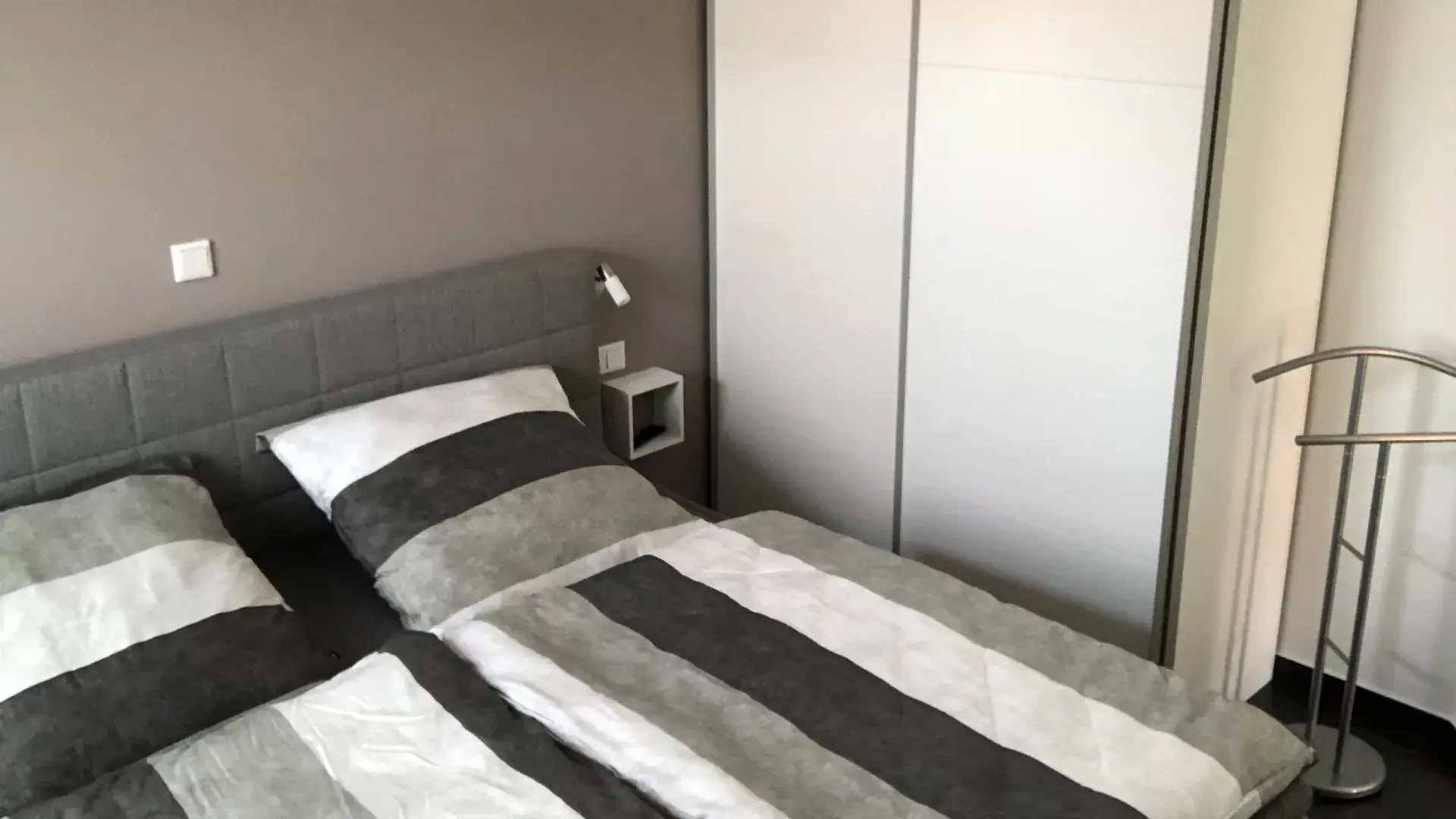 Schlafzimmer Erdgeschoss mit Kleiderschrank