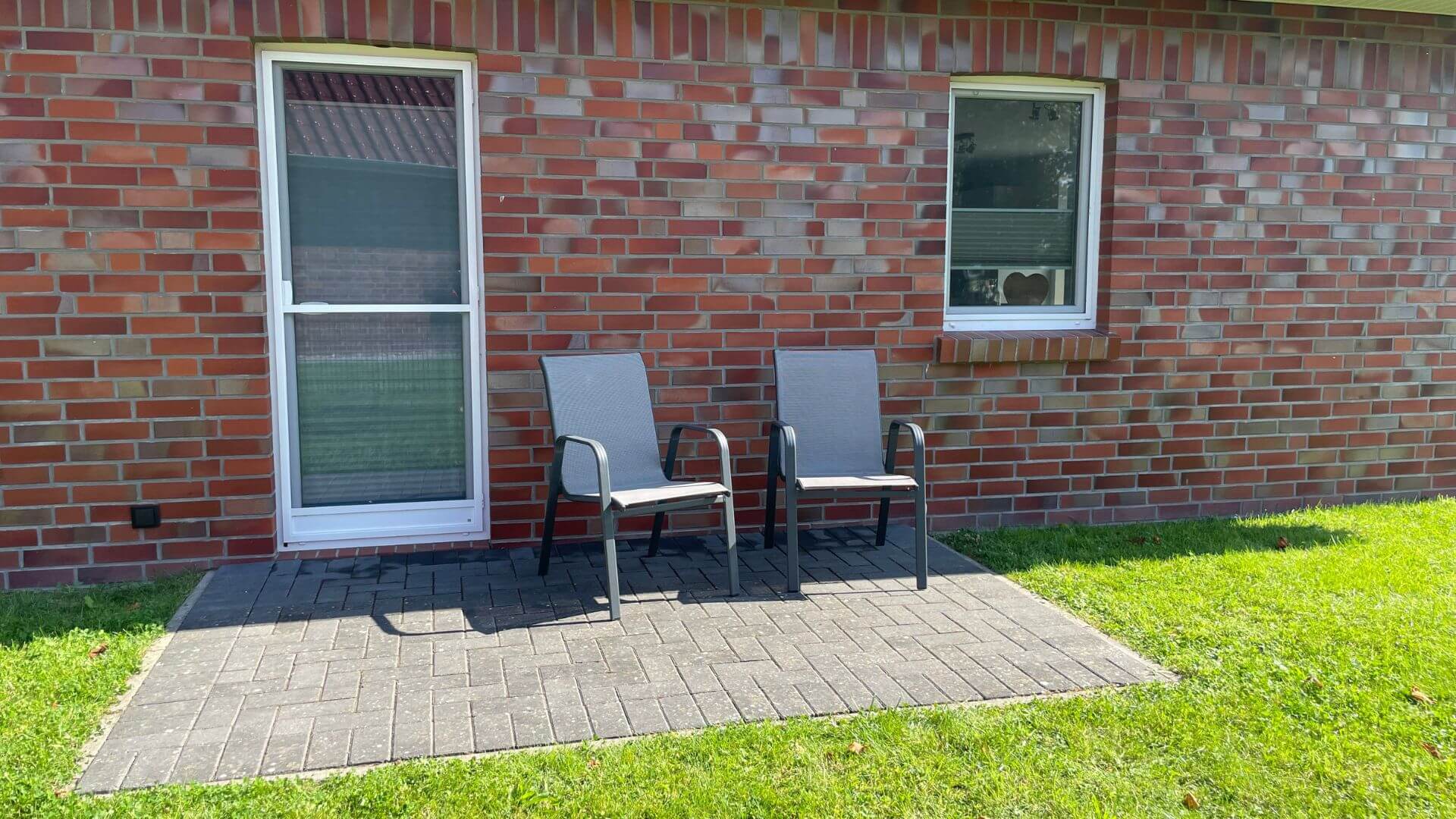 Saunaterrasse mit Sitzgelegenheiten